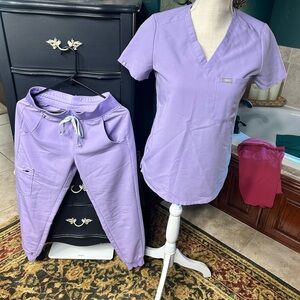 Figs Light Purple Scrub Top xxs, bottom xs/p